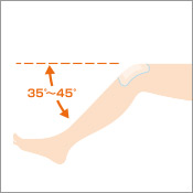 ひざの場合、関節を35°〜45°程度に曲げた状態で、テープを伸ばさずに貼る